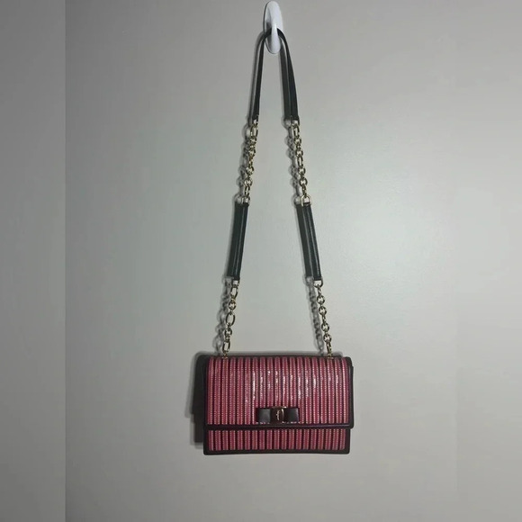 Ferragamo Ginny two-tone pink zigzag shoulder bag with gold chain shoulder strap - Picture 5 of 13